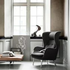 Fritz Hansen Ro™ JH1 Ohrensessel Stoff Füße Aus Aluminium 28 Fritz Hansen Ro™ JH1 Ohrensessel Stoff Füße Aus Aluminium -Möbel Verkaufsgeschäft Fritz Hansen Ro JH1 Ohrensessel Stoff Fuesse aus Aluminium 1599x1599 ID509610 611a2a90345ec591dd4f8fdb359aab83