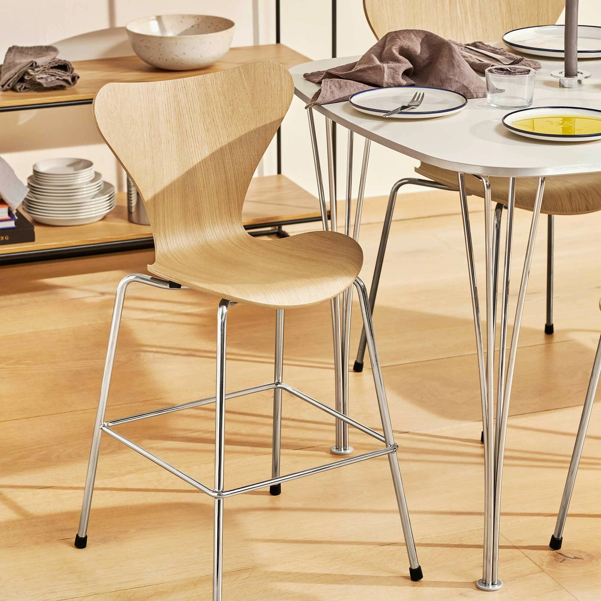 Fritz Hansen Serie 7™ Juniorstuhl Braun Bronze 4 Fritz Hansen Serie 7™ Juniorstuhl Braun Bronze – Bild 2