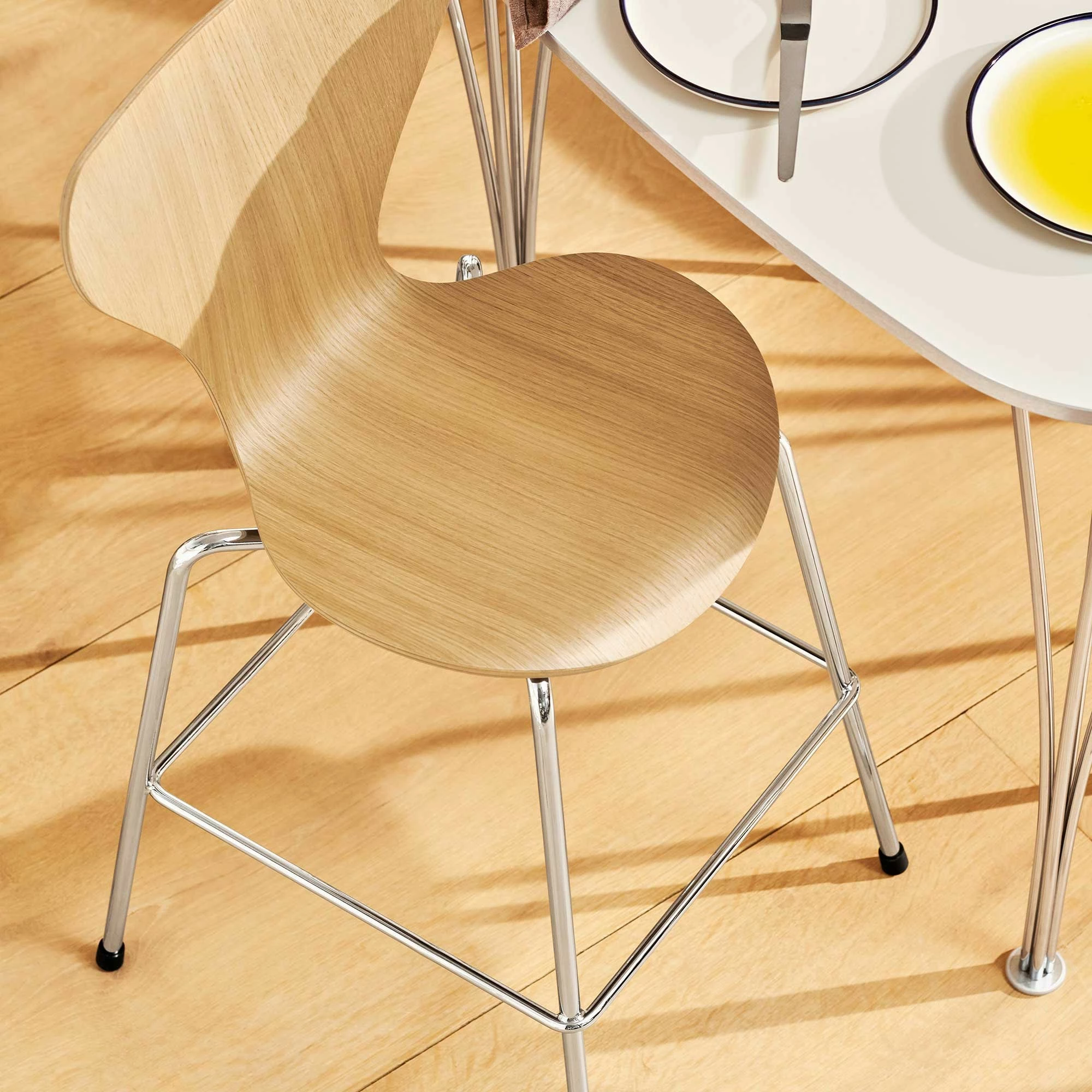 Fritz Hansen Serie 7™ Juniorstuhl Braun Bronze 13 Fritz Hansen Serie 7™ Juniorstuhl Braun Bronze – Bild 11