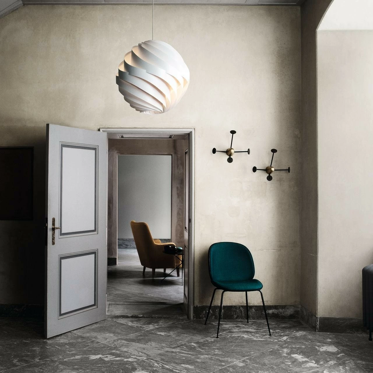 Gubi Matégot Wandgarderobe 7 Gubi Matégot Wandgarderobe – Bild 5