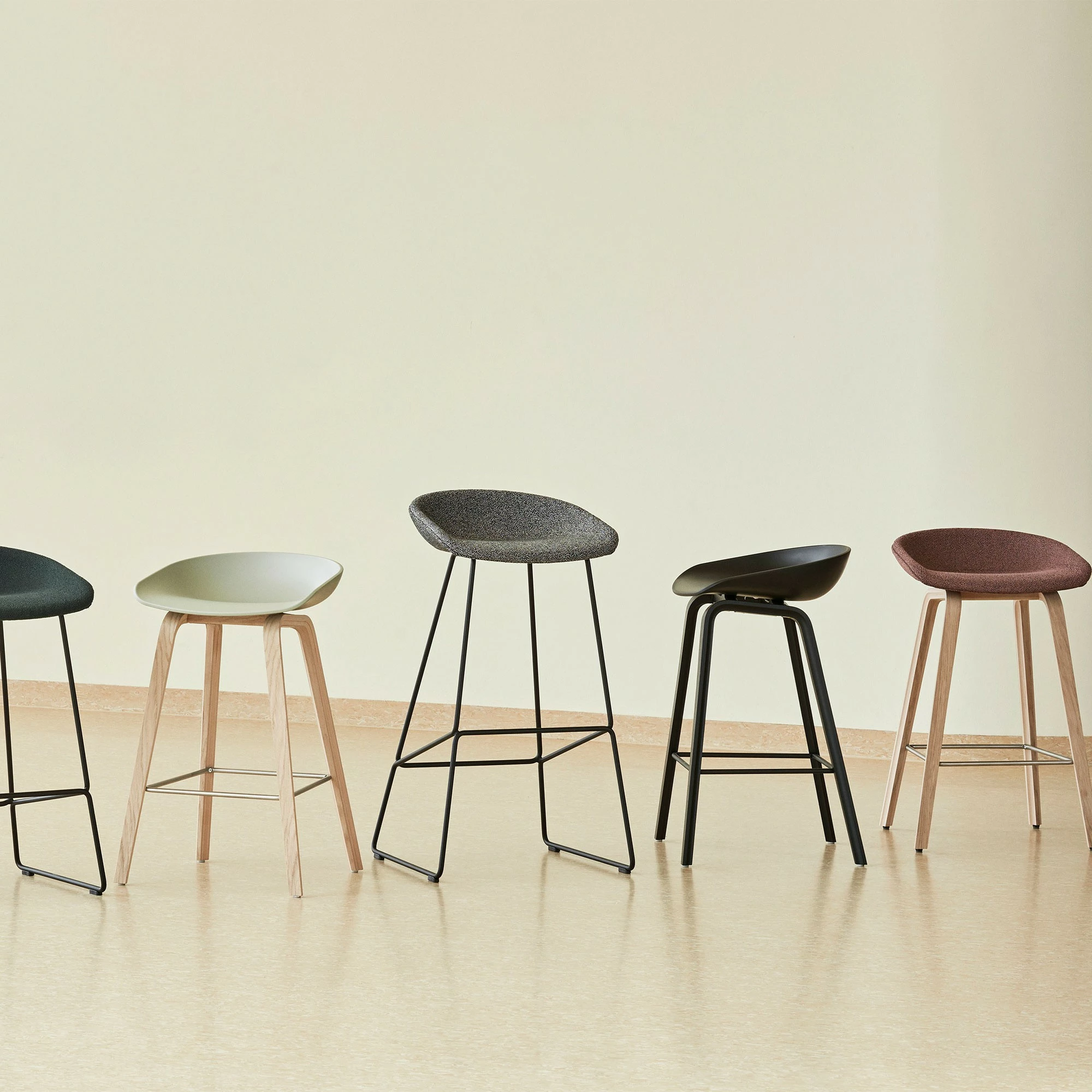 Hay About A Stool AAS 32 Barhocker Niedrig Eiche Schwarz 4 Hay About A Stool AAS 32 Barhocker Niedrig Eiche Schwarz – Bild 2