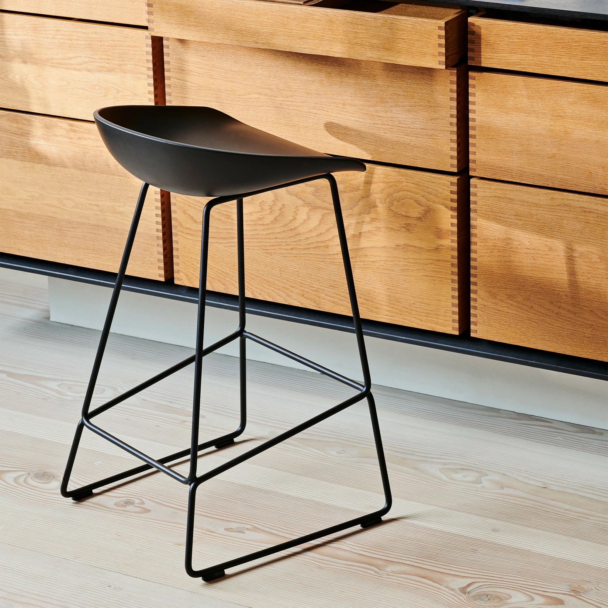 Hay About A Stool AAS 38 Barhocker Niedrig Gestell Schwarz 4 Hay About A Stool AAS 38 Barhocker Niedrig Gestell Schwarz – Bild 2