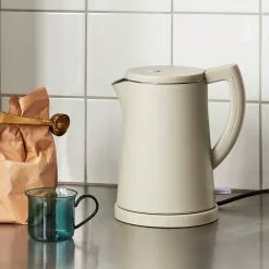 Hay Sowden Elektrischer Wasserkocher 1,5L 25 Hay Sowden Elektrischer Wasserkocher 1,5L -Möbel Verkaufsgeschäft HAY Sowden Elektrischer Wasserkocher 1 5L 2000x2000 ID1997494 aa3d704ad1b139a48d3e82941682d705