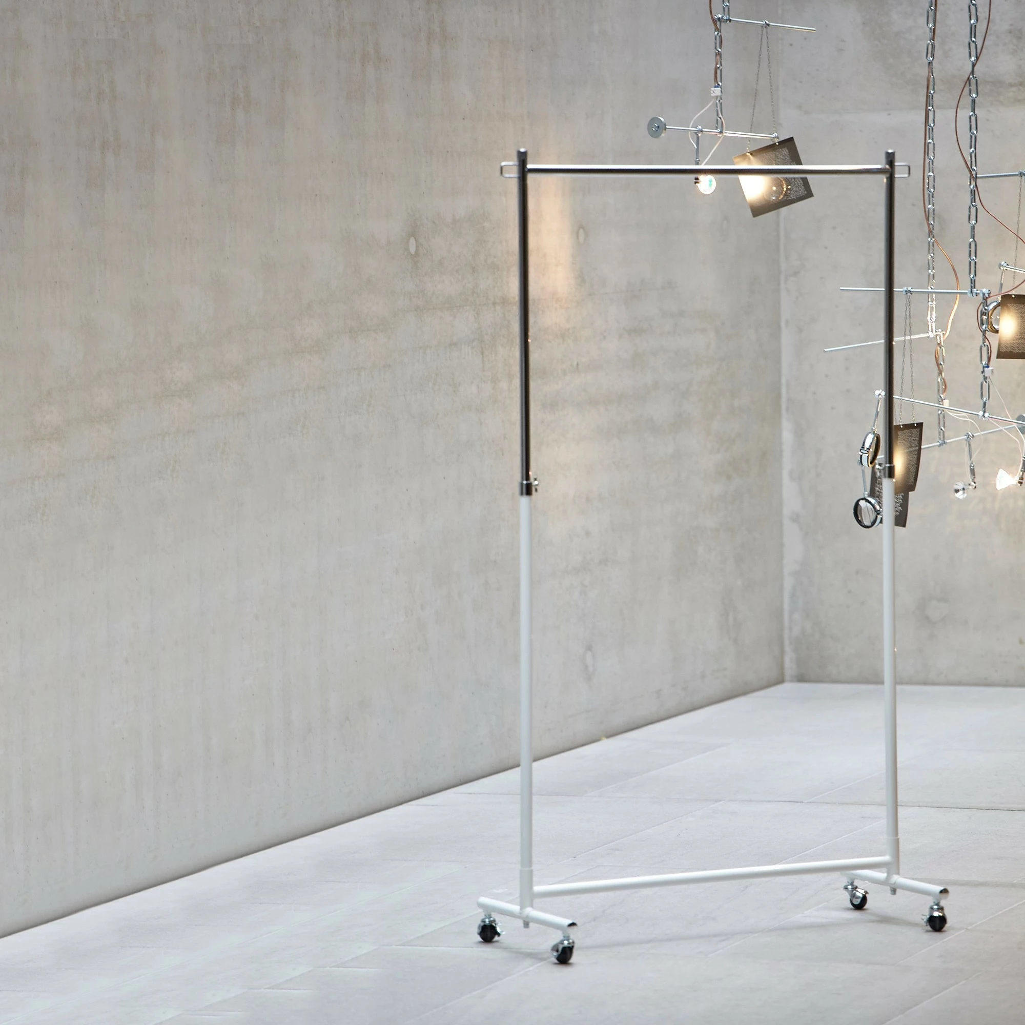 Jan Kurtz Boston Kleiderständer Mit Rollen 4 Jan Kurtz Boston Kleiderständer Mit Rollen – Bild 2