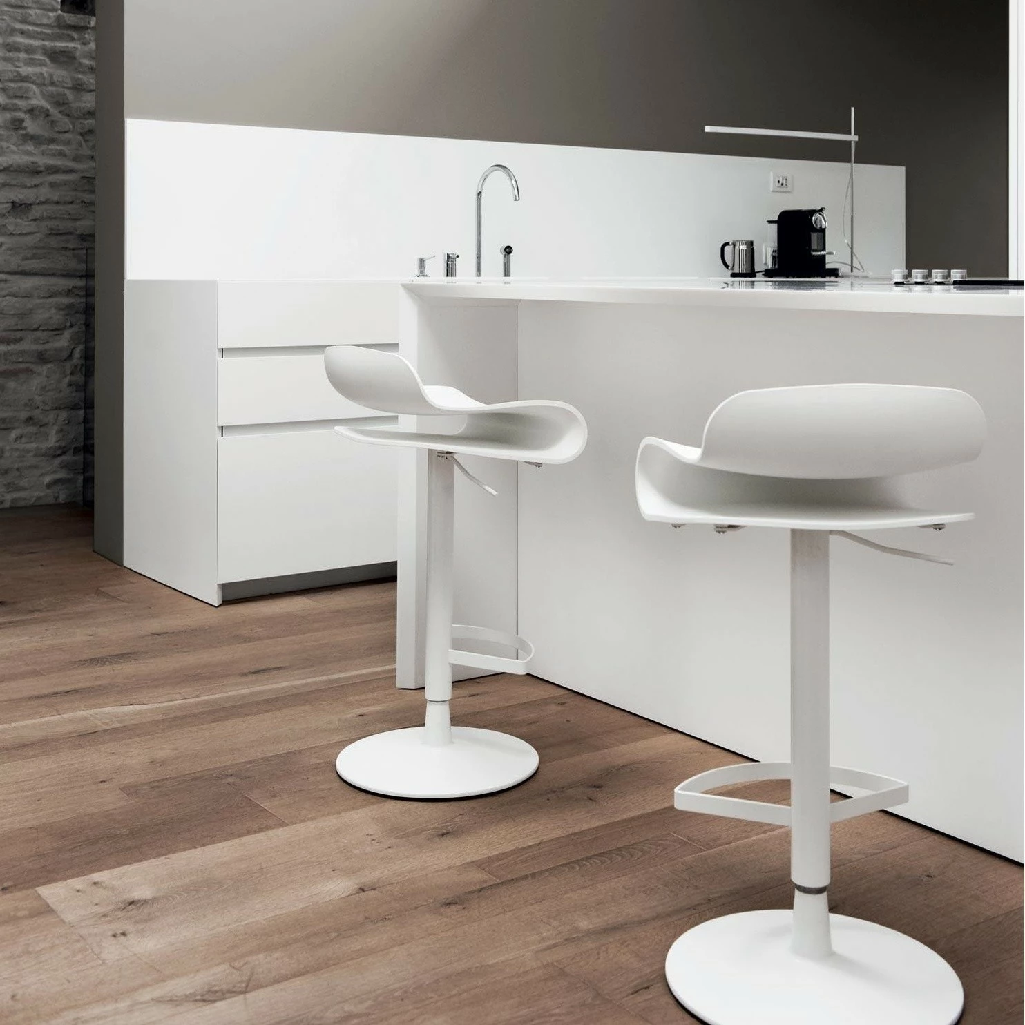 Kristalia BCN Hocker/Barhocker Höhenverstellbar 4 Kristalia BCN Hocker/Barhocker Höhenverstellbar – Bild 2