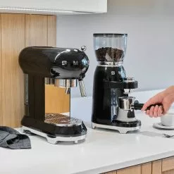 Smeg ECF01 Espresso Kaffeemaschine Mit Siebträger -Möbel Verkaufsgeschäft Smeg ECF01 Espresso Kaffeemaschine mit Siebtraeger 2000x2000 ID1968396 9b3f91d308f2446c6fe3835ea70a48e6