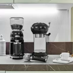 Smeg ECF01 Espresso Kaffeemaschine Mit Siebträger -Möbel Verkaufsgeschäft Smeg ECF01 Espresso Kaffeemaschine mit Siebtraeger 2000x2000 ID1968398 fd2af57c3abaa66575b191cec03a862c