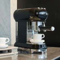 Smeg ECF01 Espresso Kaffeemaschine Mit Siebträger -Möbel Verkaufsgeschäft Smeg ECF01 Espresso Kaffeemaschine mit Siebtraeger 2000x2000 ID1968400 3df298348ad23af03c48af51f4b67f31