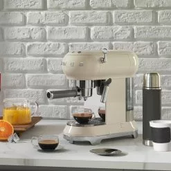 Smeg ECF01 Espresso Kaffeemaschine Mit Siebträger -Möbel Verkaufsgeschäft Smeg ECF01 Espresso Kaffeemaschine mit Siebtraeger 2000x2000 ID1968405 9966a7f6a3f4384e75da56113f0faa7c