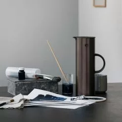 Stelton EM77 Isolierkanne 1L -Möbel Verkaufsgeschäft Stelton EM77 Isolierkanne 1L 2000x2000 ID1662171 ff43612516f4f93bd51af19bce14a6d5