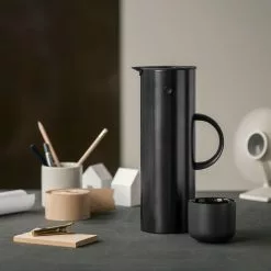 Stelton EM77 Isolierkanne 1L -Möbel Verkaufsgeschäft Stelton EM77 Isolierkanne 1L 2000x2000 ID1662172 11a76a641bc3654caee69942622090cf
