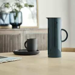 Stelton EM77 Isolierkanne 1L -Möbel Verkaufsgeschäft Stelton EM77 Isolierkanne 1L 2000x2000 ID1941953 f0f577063750b2ec28263c2d045a7cd9