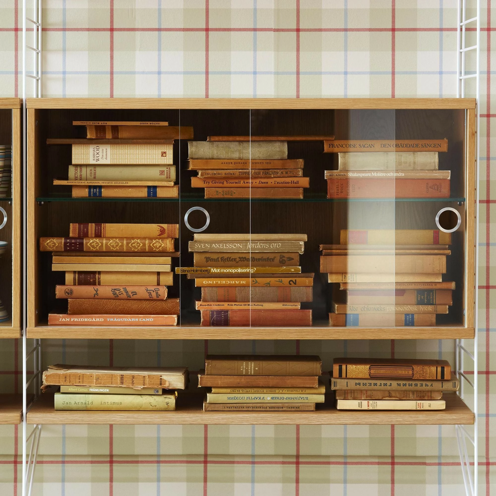 String System Vitrinenschrank Mit Schiebtüren 8 String System Vitrinenschrank Mit Schiebtüren – Bild 6