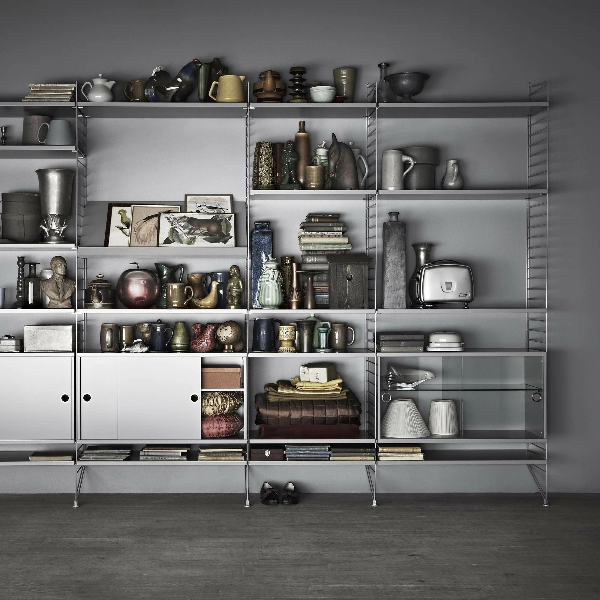 String System Vitrinenschrank Mit Schiebtüren 11 String System Vitrinenschrank Mit Schiebtüren – Bild 9