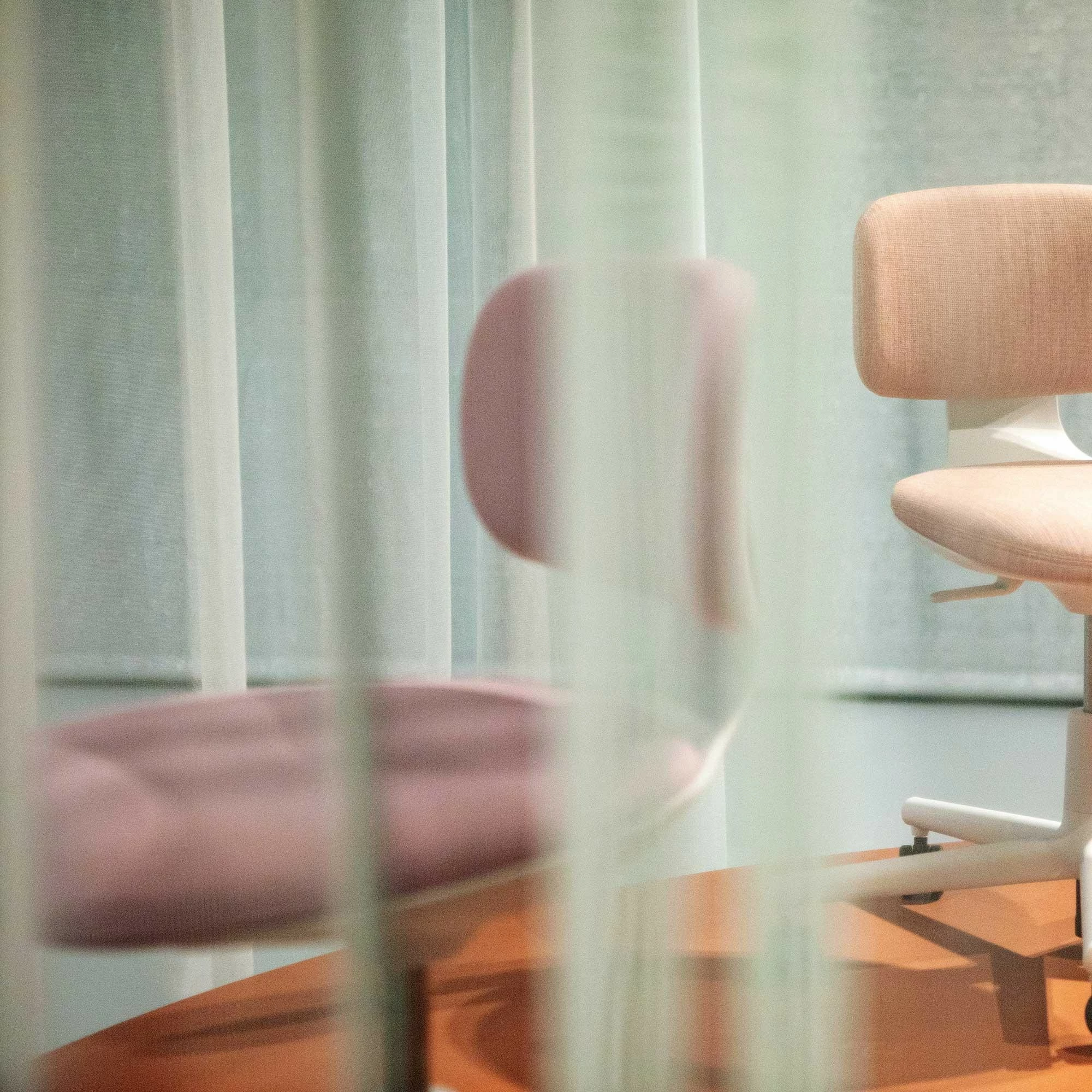 Vitra Rookie Bürodrehstuhl Soft Grey 4 Vitra Rookie Bürodrehstuhl Soft Grey – Bild 2