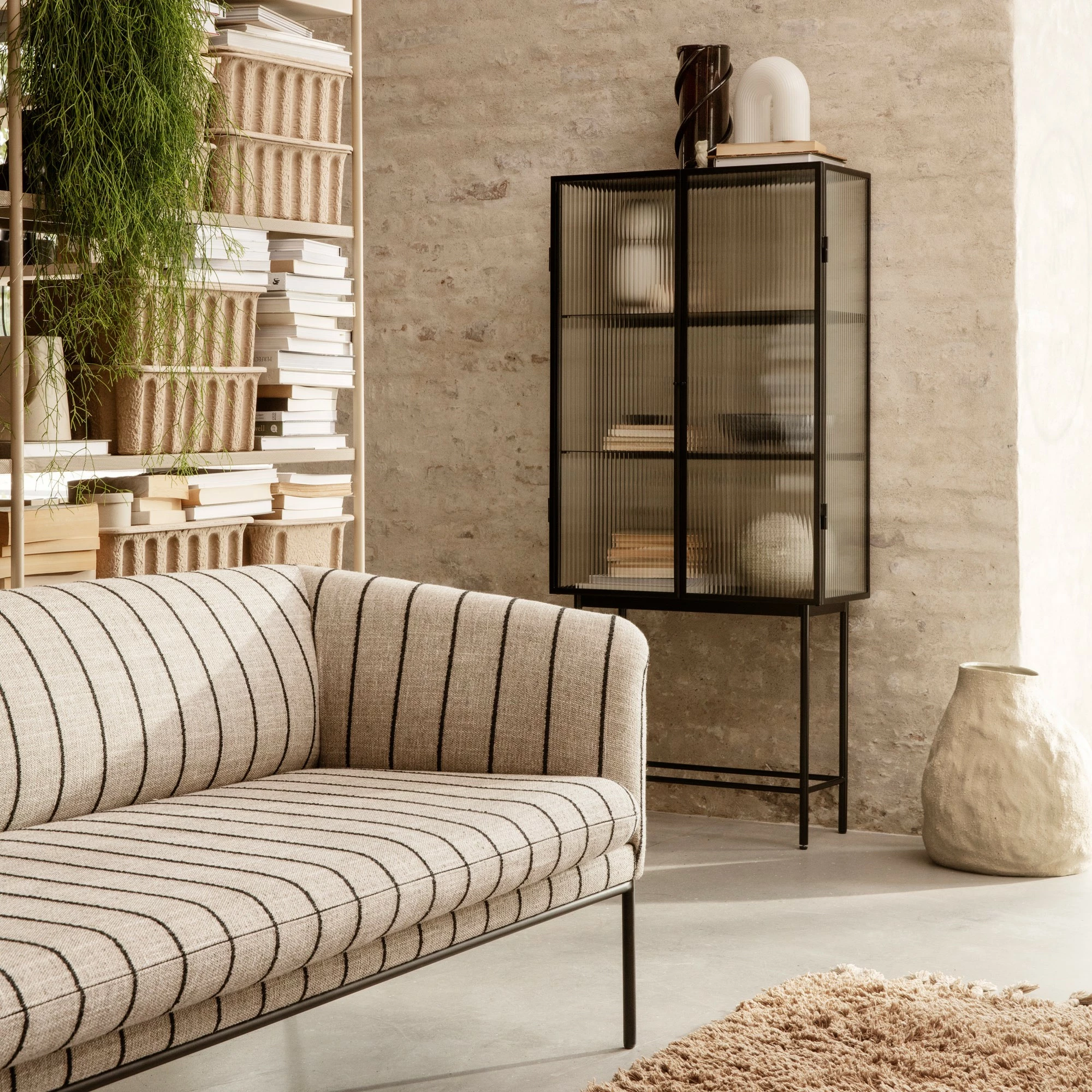 Ferm LIVING Haze Vitrine Geriffeltes Glas 4 Ferm LIVING Haze Vitrine Geriffeltes Glas – Bild 2