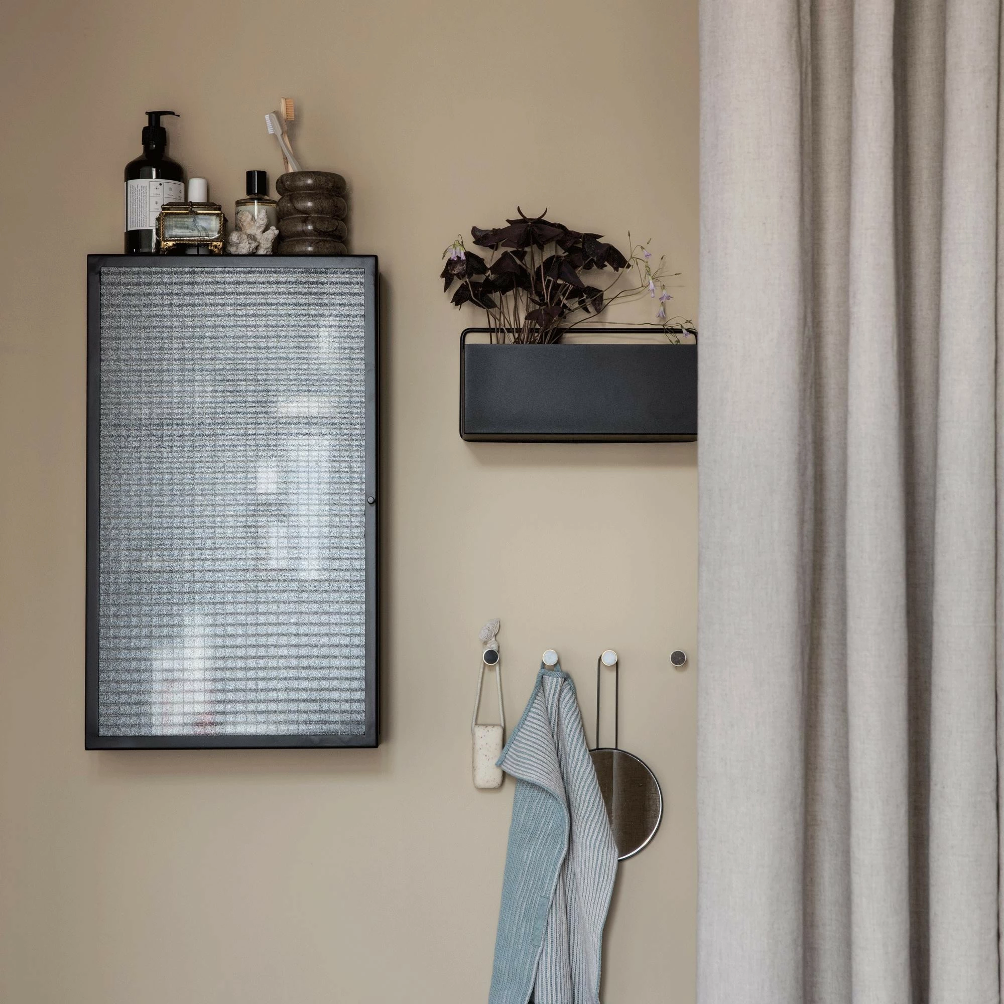 Ferm LIVING Haze Wandschrank Drahtglas 6 Ferm LIVING Haze Wandschrank Drahtglas – Bild 4