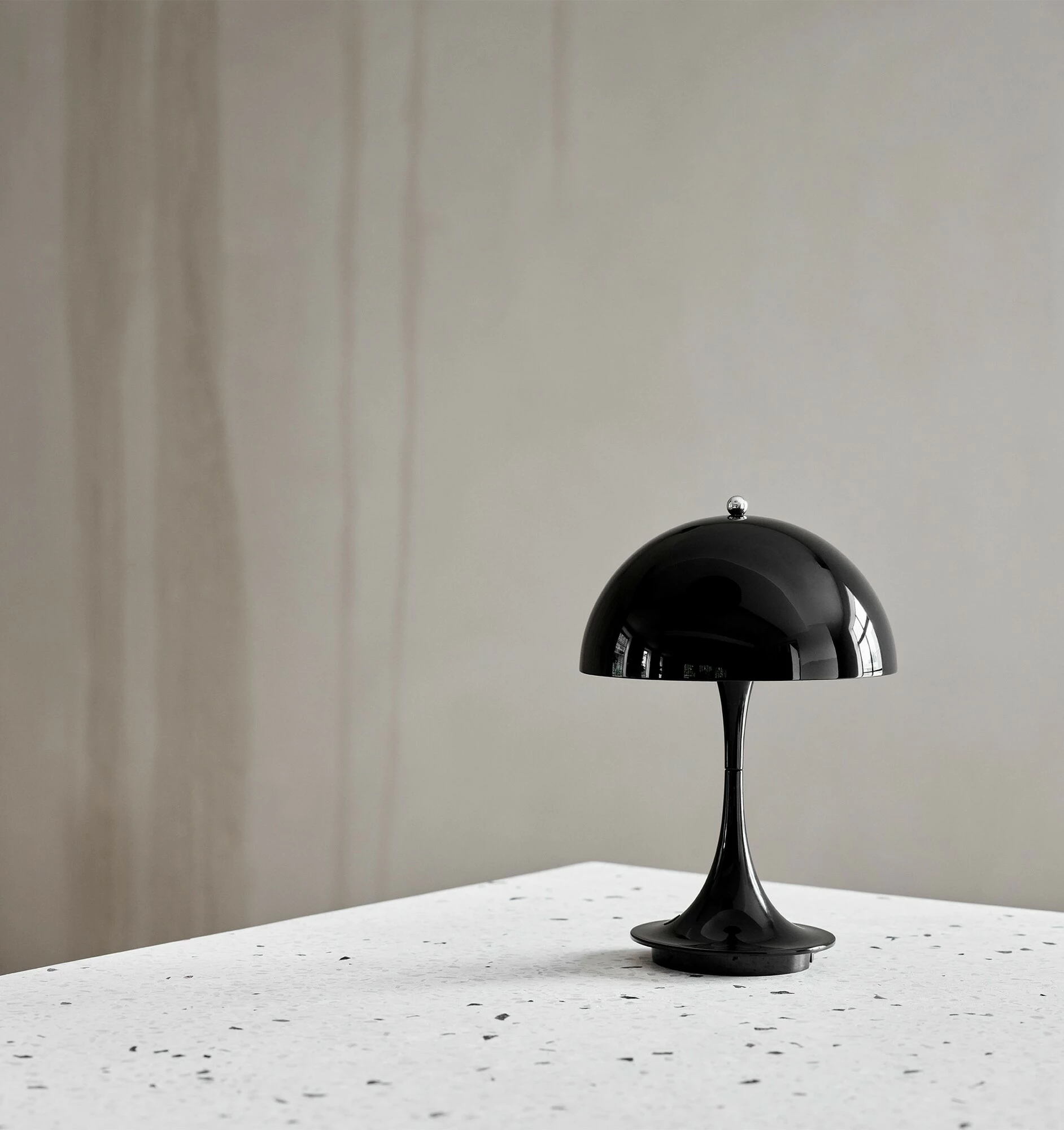 Louis Poulsen Panthella Portable LED Akkuleuchte Metall 8 Louis Poulsen Panthella Portable LED Akkuleuchte Metall – Bild 7