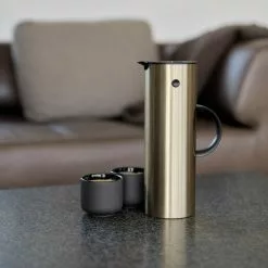 Stelton EM77 Isolierkanne 1L -Möbel Verkaufsgeschäft none 2000x2000 ID2037880 4a13c5d843cd070dc9d2a679305a5087