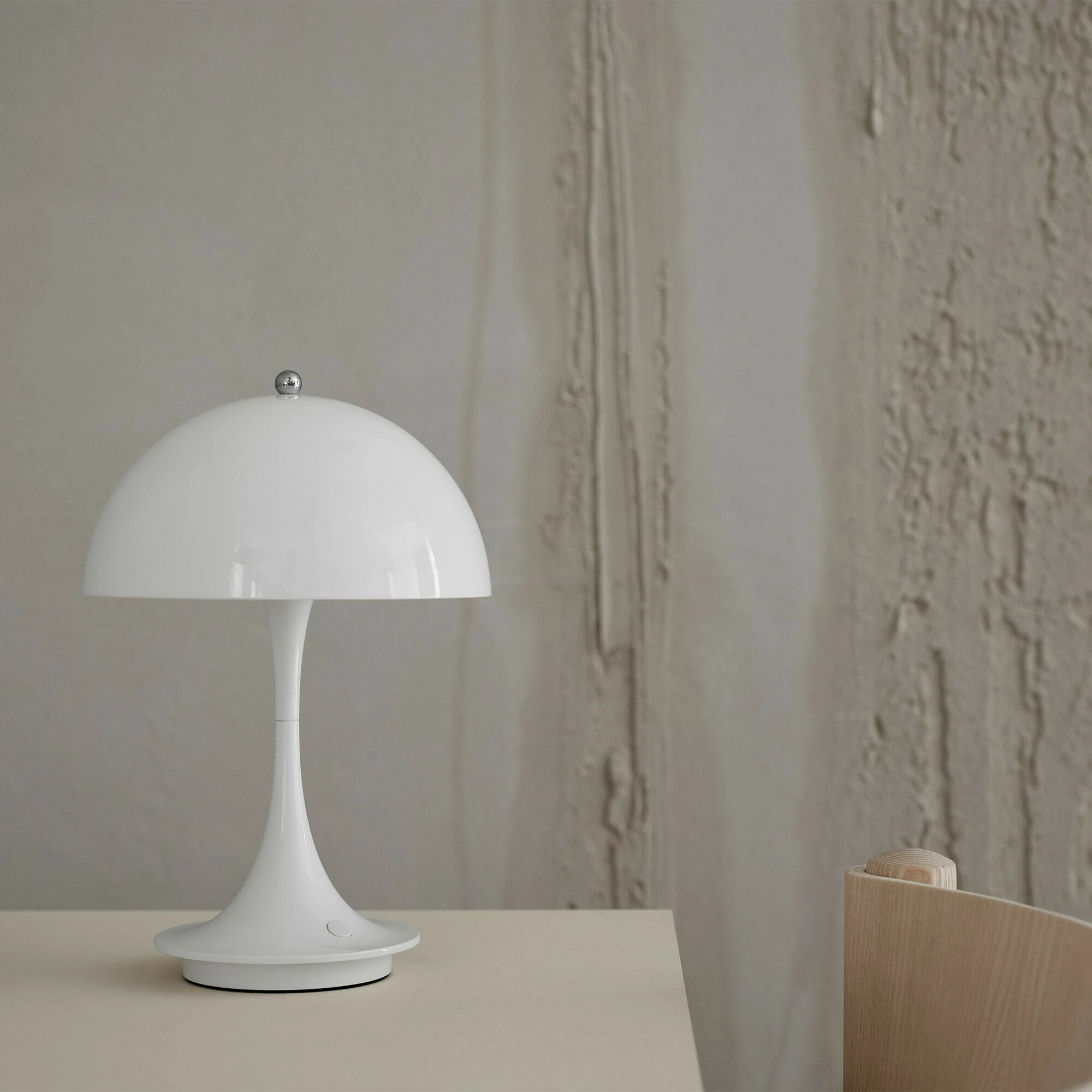 Louis Poulsen Panthella Portable LED Akkuleuchte Metall 4 Louis Poulsen Panthella Portable LED Akkuleuchte Metall – Bild 3