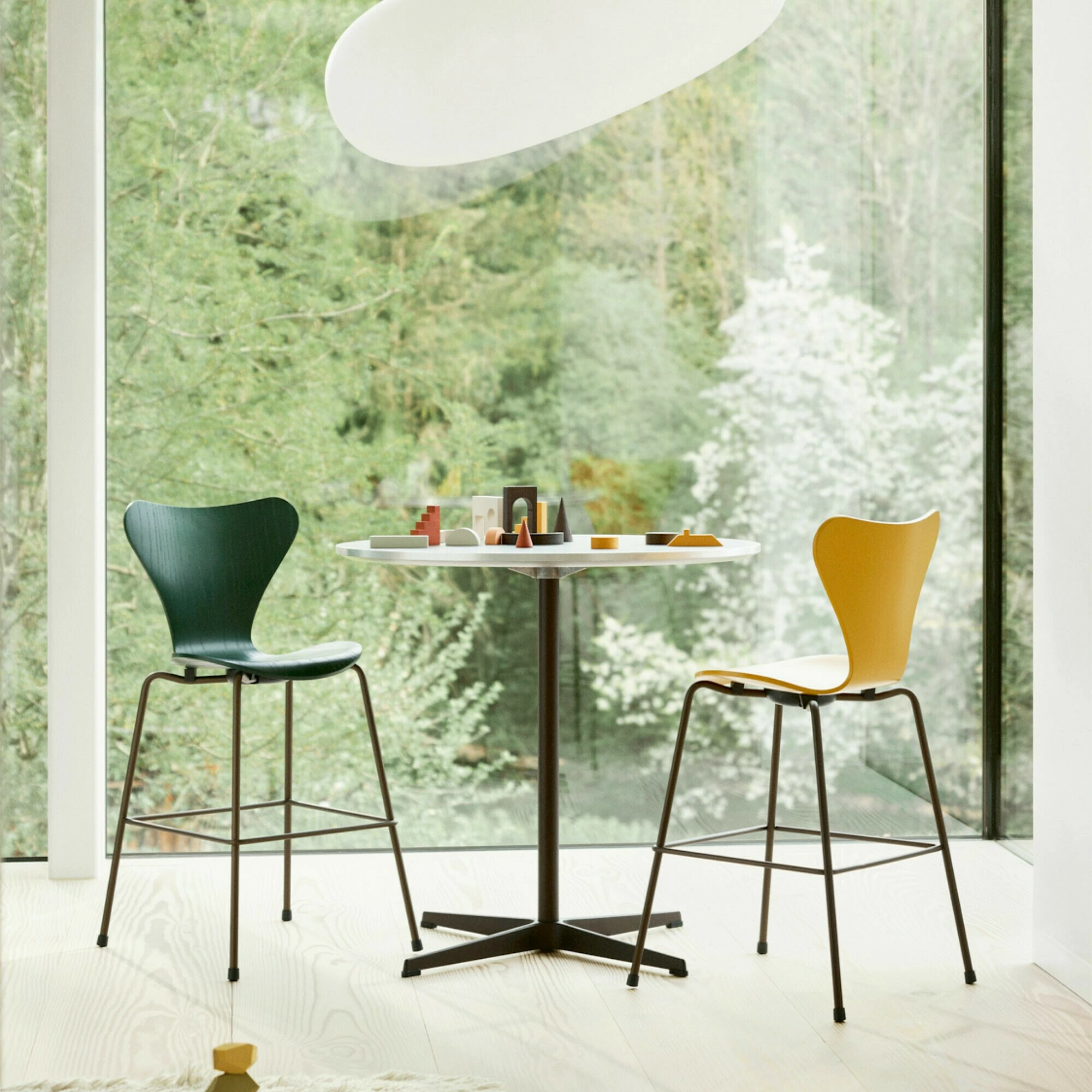 Fritz Hansen Serie 7™ Juniorstuhl Braun Bronze 8 Fritz Hansen Serie 7™ Juniorstuhl Braun Bronze – Bild 6