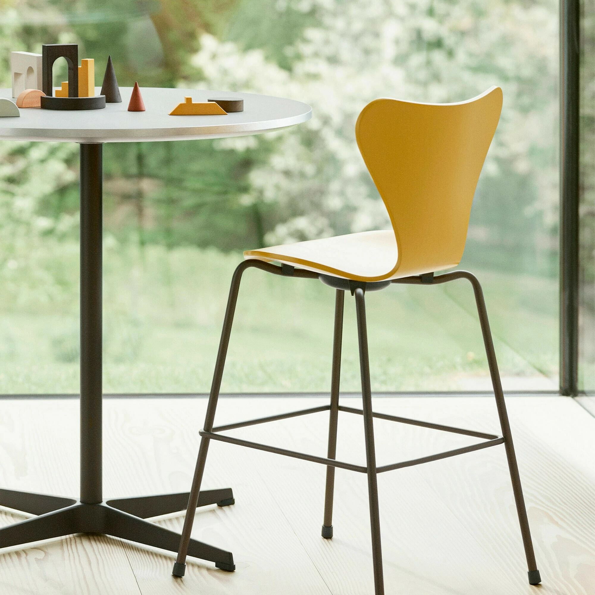 Fritz Hansen Serie 7™ Juniorstuhl Braun Bronze 9 Fritz Hansen Serie 7™ Juniorstuhl Braun Bronze – Bild 7