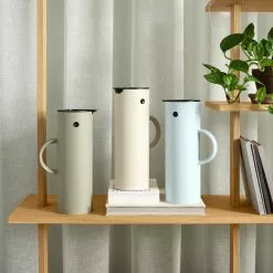 Stelton EM77 Isolierkanne 1L -Möbel Verkaufsgeschäft none 2000x2000 ID2056583 c0668cdafa8e7e8d9218bedecca8bfde